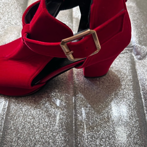 New red - Picture 2 of 5